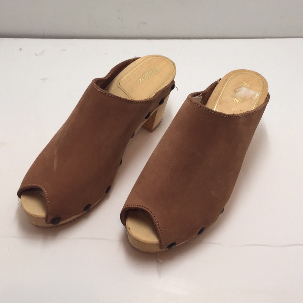 Beautiful vintage caramel colored clogs!